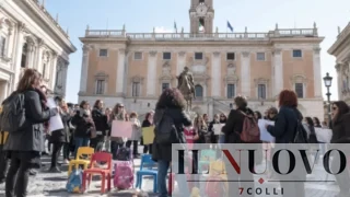 Roma, caos nidi e scuole, 106 assunzioni (su 500 richieste) non fermano la protesta: “Maestre di nuovo in Campidoglio”. Servizi a rischio