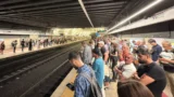 Roma, Metro A al limite nelle ore di punta: attese e treni pieni. E anche la B arranca