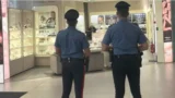 Roma, rapina-lampo da 152mila € nella gioielleria del Centro Commerciale: ma il sangue sui vetri incastra un 35enne