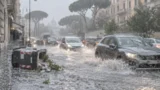 Roma sott’acqua in mezz’ora di pioggia: auto sommerse e traffico paralizzato in centro e periferia