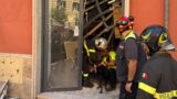 Roma, crolla il solaio del The North Face a Prati: due clienti e due dipendenti estratti dalle macerie