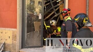 Roma, crolla il solaio del The North Face a Prati: due clienti e due dipendenti estratti dalle macerie
