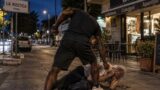 Roma, barista 65enne aggredito e rapinato: massacrato di pugni alla Rustica. La figlia: “Ora ha paura anche di uscire di casa”