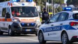 Roma, incidente mortale sulla Prenestina: scontro tra due scooter e un’auto, muore un 65enne