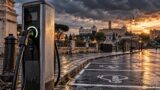 Colonnine elettriche, la Roma di Gualtieri regala 10 anni di suolo pubblico ai colossi dell’energia: in provincia, invece, si paga caro