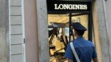 Roma, auto-ariete contro la vetrina: spaccata nella notte in un negozio di orologi di via del Corso