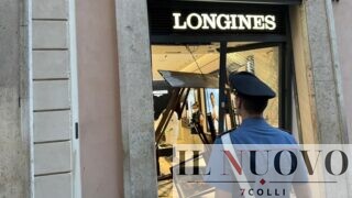 Roma, auto-ariete contro la vetrina: spaccata nella notte in un negozio di orologi di via del Corso