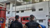 Roma, incendio a Monteverde, fiamme in un box e fumo nel palazzo: stabile evacuato e feriti, chiusa via Vitellia