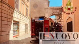 Roma, a fuoco negozio all’Esquilino: strada chiusa, traffico in tilt