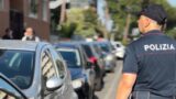 Roma, perseguita l’ex collega e la segue anche in vacanza: biglietti sull’auto, messaggi ed e-mail. Arrestato stalker