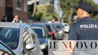 Roma, perseguita l’ex collega e la segue anche in vacanza: biglietti sull’auto, messaggi ed e-mail. Arrestato stalker