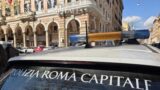 Roma, finisce in mezzo alla lite di due uomini e viene aggredito a piazza Vittorio: 31enne ferito al volto