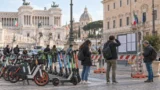 Roma, cambio di gestore per bici e monopattini in sharing: Gualtieri rinvia il bando, i tempi si allungano