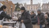Roma, cresce la povertà nella Capitale di Gualtieri: 60mila persone alla Caritas, il 43% chiede aiuto per la prima volta