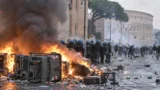 Roma, cassonetti in fiamme e sanpietrini contro la polizia: scontri al Celio, il corteo di studenti, pro Pal e sindacati finisce nel caos