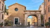 Roma, sotto una piccola chiesa si nasconde un’altra città: visita nei sotterranei dell’Esquilino