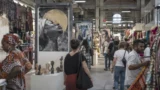 Roma, il Mercato Esquilino cambia volto per un giorno: tra vestiti e bancarelle spuntano opere d’arte