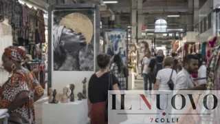 Roma, il Mercato Esquilino cambia volto per un giorno: tra vestiti e bancarelle spuntano opere d’arte