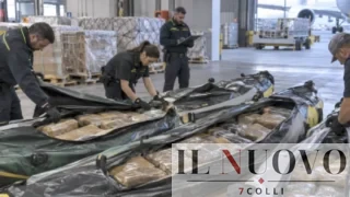 Roma, 210 chili di droga nascosti nei kayak gonfiabili: la trappola della Finanza scatta alla consegna