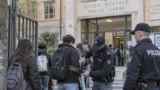 Scuole di Roma, sale l’allarme sicurezza: Polizia pronta a intervenire coi metal detector per controllare studenti e zaini