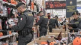 Roma, sequestrati 137mila prodotti tra maschere, trucchi e fuochi d’artificio: Halloween nel mirino della Finanza