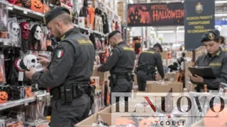 Roma, sequestrati 137mila prodotti tra maschere, trucchi e fuochi d’artificio: Halloween nel mirino della Finanza
