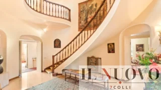 Roma, gli oggetti vintage della villa Gucci finiscono al mercatino dell’usato: cimeli e arredi storici venduti a pochi euro