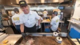 Roma, arriva il re degli hamburger americani: prima cucina, poi sale sul palco a suonare rock
