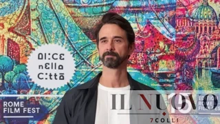 Roma, grave l’attore Davide Iacopini: aggredito mentre era in monopattino, caccia a una minicar