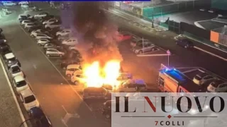 Roma, 8 auto in fiamme davanti all’ospedale militare del Celio: indaga la Polizia