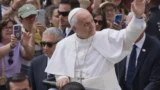Papa Leone XIV torna tra la folla dopo l’operazione al polmone: migliaia di fedeli sotto la pioggia a San Pietro