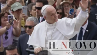 Papa Leone XIV torna tra la folla dopo l’operazione al polmone: migliaia di fedeli sotto la pioggia a San Pietro