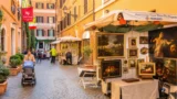 Roma, via Margutta diventa una galleria d’arte a cielo aperto: cento pittori espongono gratis tra i palazzi storici