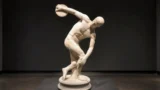 Roma, il museo apre eccezionalmente di notte: tra statue antiche prende vita l’Odissea, ingresso a 5 euro