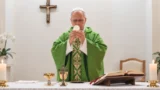 Papa Leone XIV, la prima foto dal Gemelli dopo l’operazione al polmone: domenica l’Angelus