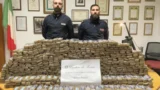 Roma, 9 chili di droga nel frigorifero e in cantina: ma un mazzo di chiavi tradisce il pusher. Arrestato