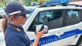 Roma, travolge una mamma con il passeggino e fugge: bimba di 2 anni illesa, incastrato un 20enne