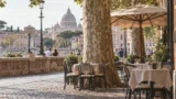 Roma, tavolini di bar e ristoranti più vicini agli alberi: il Campidoglio apre alle deroghe, ambientalisti contrari
