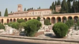 Roma, il cimitero del Verano diventa museo e sala da concerto: 43 eventi gratuiti tra tombe, arte e segreti del cinema