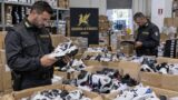 Roma, 4500 migliaia di scarpe griffate ma contraffatte pronte per il mercato: sequestrato il maxi ingrosso di Tor Cervara