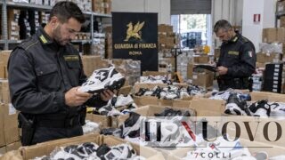 Roma, 4500 migliaia di scarpe griffate ma contraffatte pronte per il mercato: sequestrato il maxi ingrosso di Tor Cervara