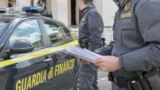 Roma, finta dirigente dell’Agenzia delle Entrate prometteva di cancellare le cartelle: scoperta dalla Finanza