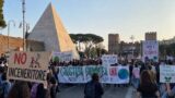 Roma, fronte ambientalista in corteo contro Gualtieri: “No speculazioni”. Nel mirino Inceneritore, stadio e ex Mercati Generali