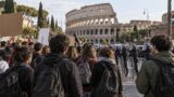 Roma, studenti in corteo prima di Halloween, nuova sfida allo Stato per venerdì 30 ottobre: «Blocchiamo tutto»