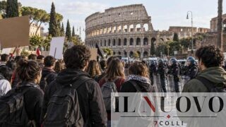 Roma, studenti in corteo prima di Halloween, nuova sfida allo Stato per venerdì 30 ottobre: «Blocchiamo tutto»