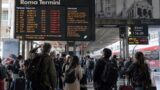 Roma, treni nel caos a Termini: ritardi fino a 70 minuti, ma da oggi arriva un’altra stangata per i pendolari