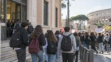 Roma, studenti ‘reclutati’ per i cortei con le assenze cancellate dai prof, Santori (Lega) denuncia il caso: «Gravissimo»