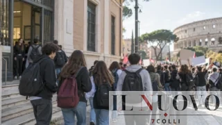 Roma, studenti ‘reclutati’ per i cortei con le assenze cancellate dai prof, Santori (Lega) denuncia il caso: «Gravissimo»