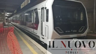 Roma, Metro B, arriva il sesto treno Hitachi, 18 mesi dopo il primo: ma nessuno è ancora in servizio